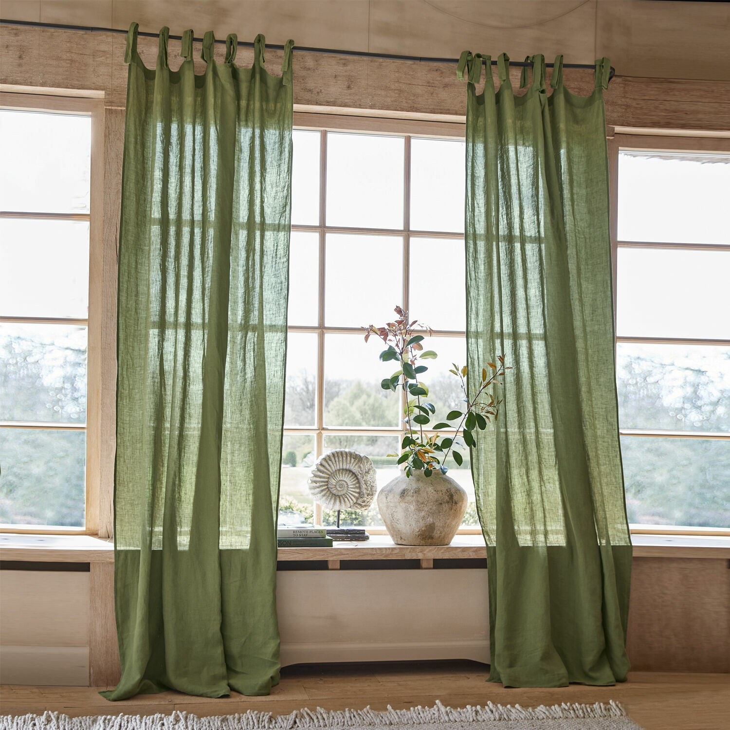 Tenda Adara Tende in lino verde con anelli per bastone in interno luminoso e naturale con decorazione alla finestra