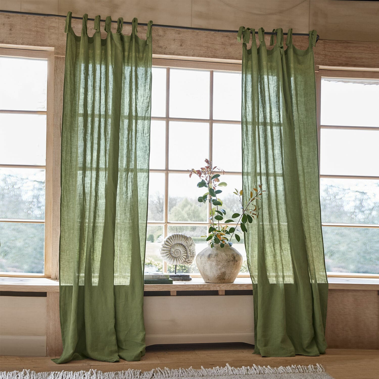 Tenda Adara Tende in lino verde con anelli per bastone in interno luminoso e naturale con decorazione alla finestra
