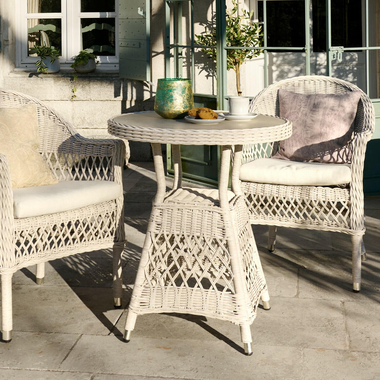 Tavolo Solavine Set di mobili da giardino in rattan bianco con cuscini e tavolo per terrazza o balcone