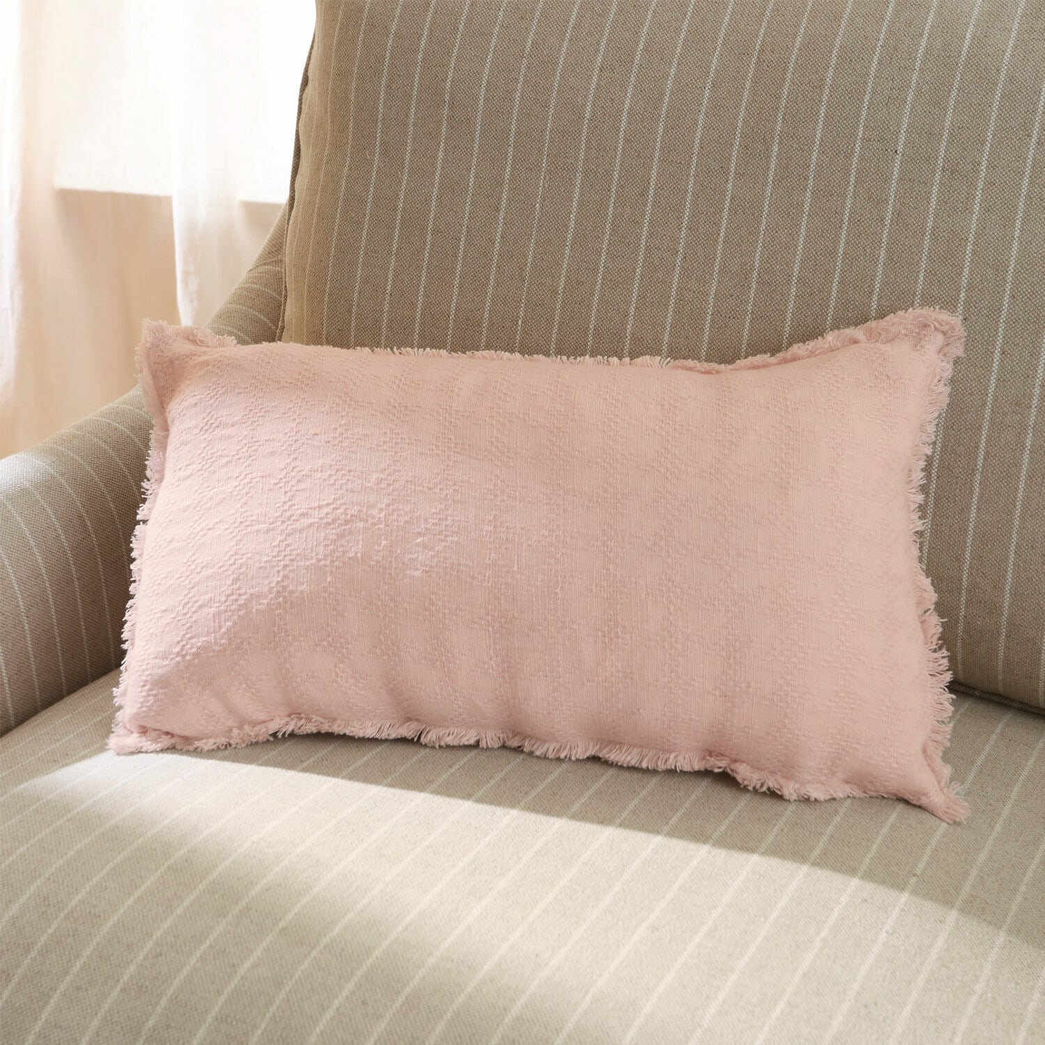 Copricuscino Saavreda Cuscino decorativo rosa in tessuto morbido su divano beige a righe per soggiorno accogliente