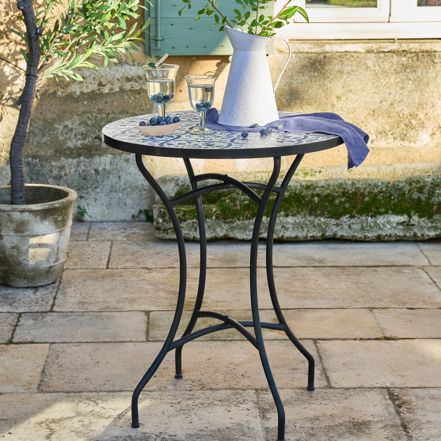 Tavolo da giardino rotondo con base in metallo nero e piano in mosaico blu e bianco decorativo