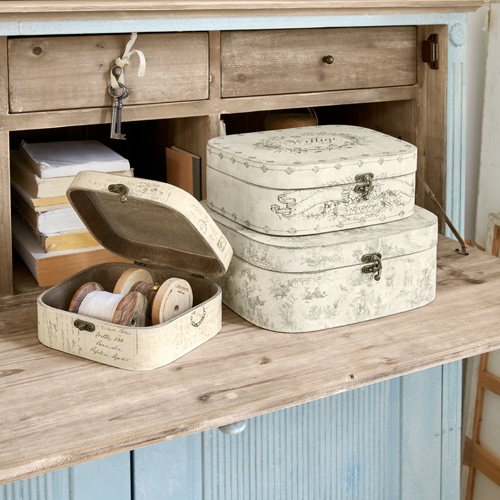 Set di tre scatole decorative crema con motivo vintage su piano in legno, contenitori per conservare