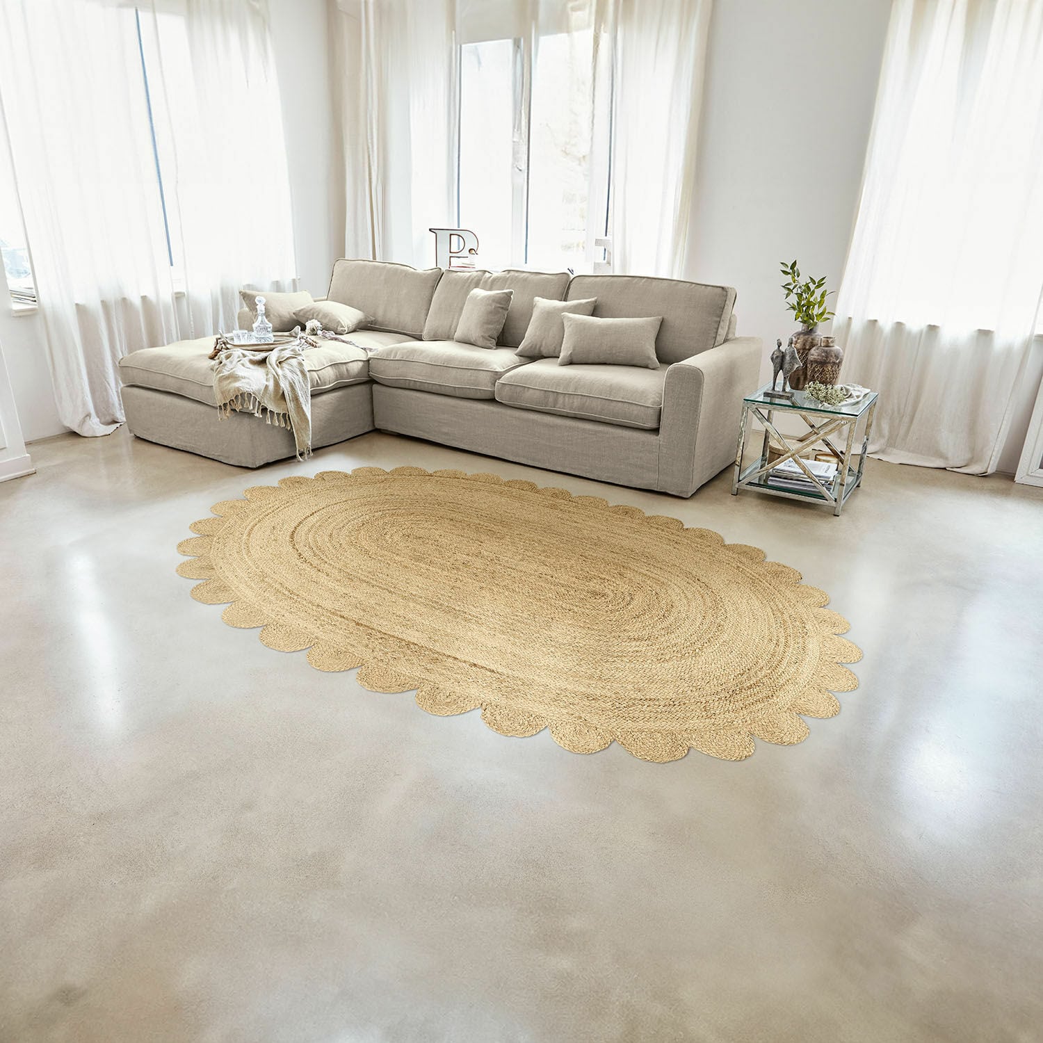 Tappeto Ferce Tappeto ovale in juta colore naturale con bordo smerlato in soggiorno luminoso con divano beige