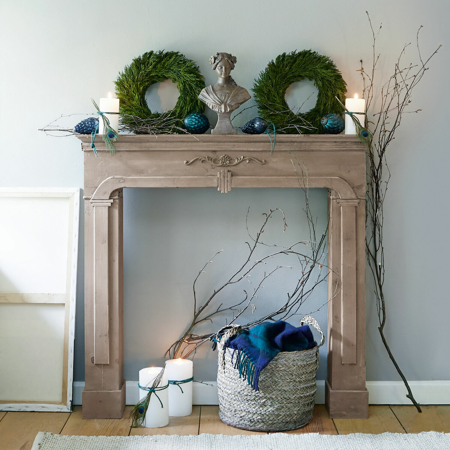 Consolle caminetto Vaine Camino decorativo in legno beige con corone verdi e candele per arredamento interno
