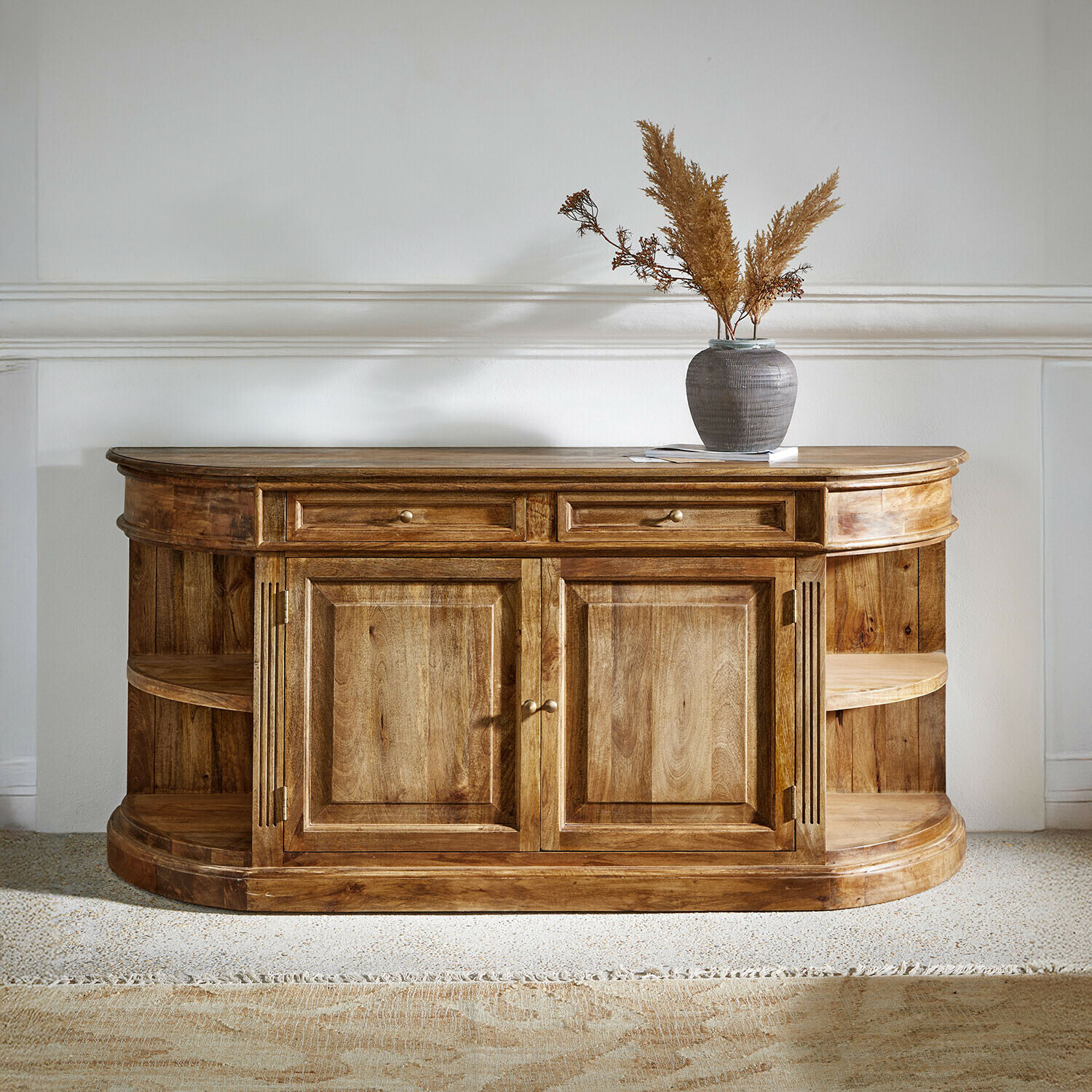 Credenza bassa Wendalique Credenza in legno naturale con ripiani aperti e cassetti, vaso decorativo sopra