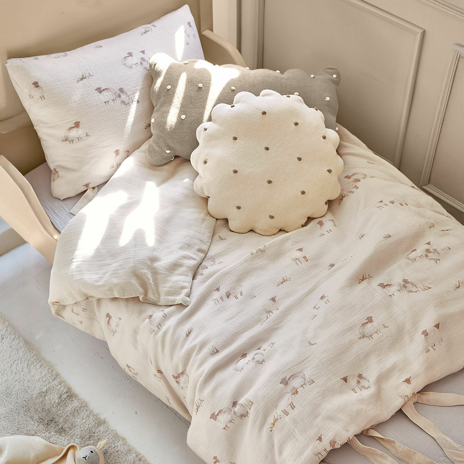 Biancheria da letto Erianna Biancheria da letto per bambini in cotone beige chiaro con motivo pecore e cuscini decorativi