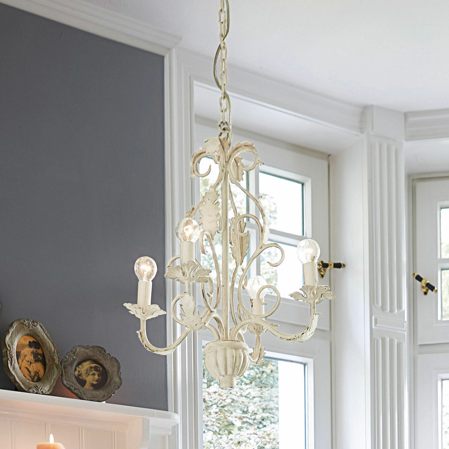 Lampadario Assenay Lampadario in metallo crema con foglie decorative e cinque lampadine per soggiorno