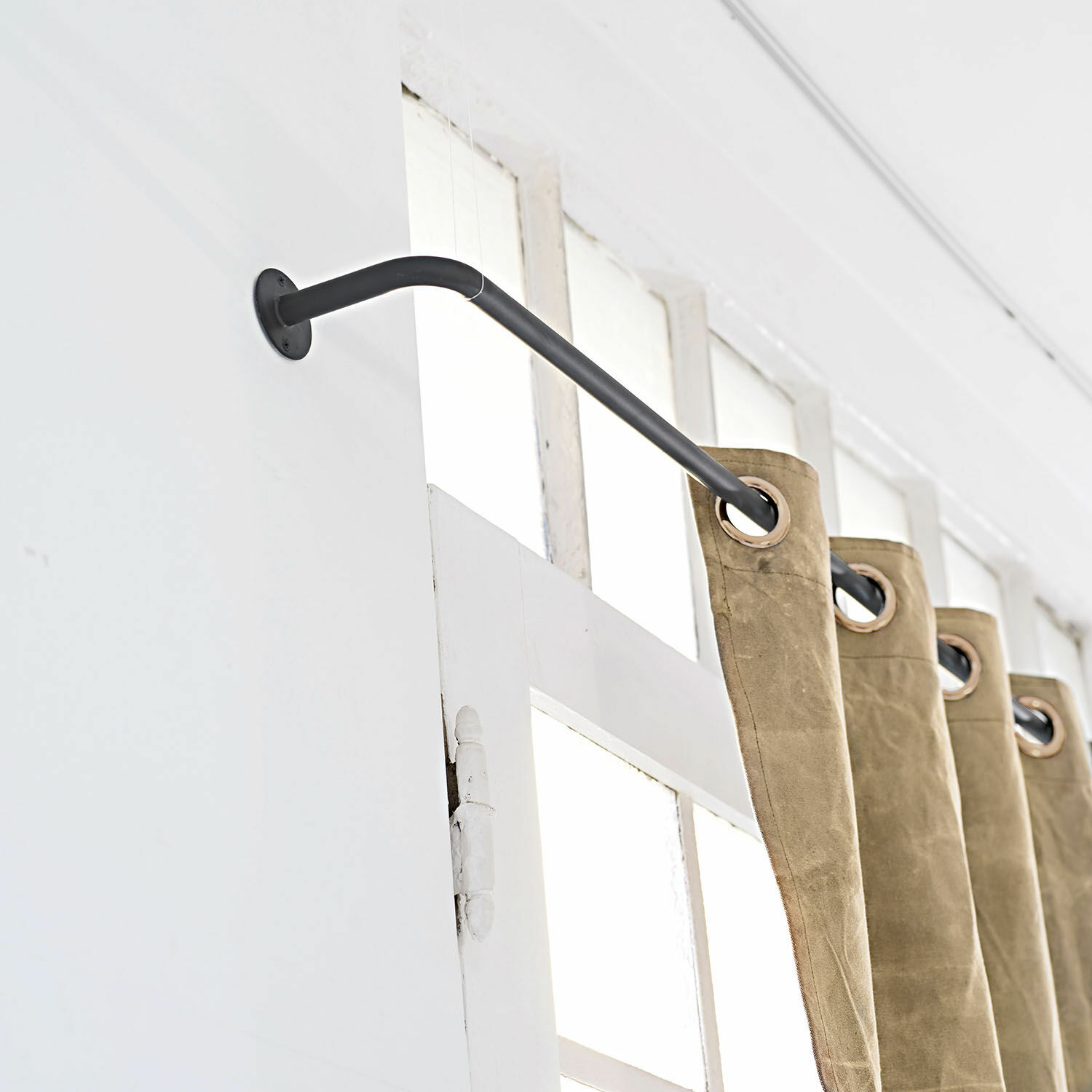Bastone per tende Omara Asta per tende in metallo nero con tende beige ad anelli davanti a finestra bianca