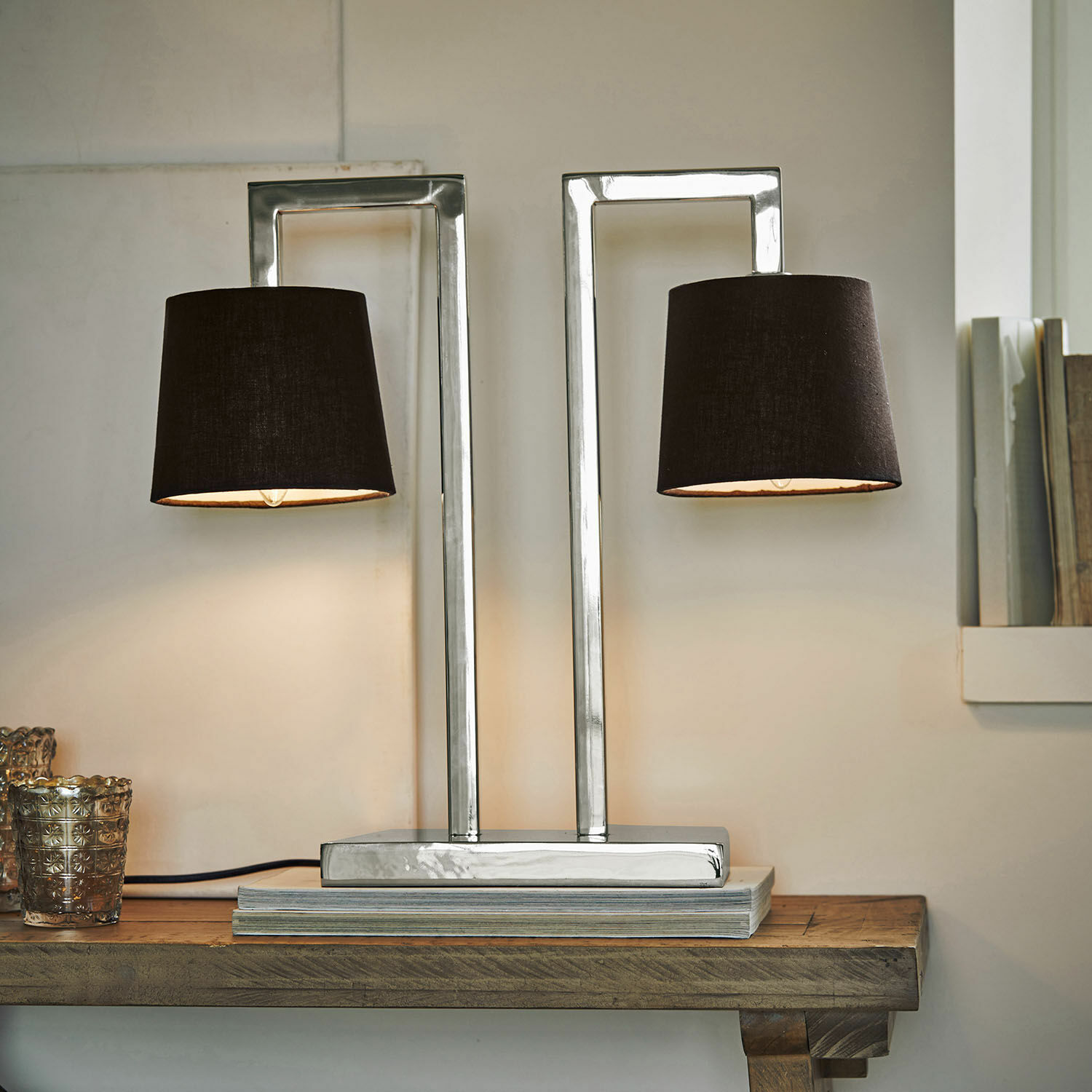 Lampada da tavolo St. Clair Lampada da tavolo moderna con base in metallo e due paralumi neri su tavolo in legno
