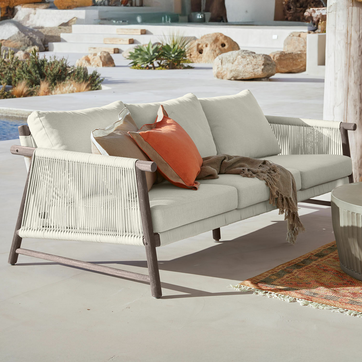 Divano FSC®-100% Clarmontaine Divano da esterno moderno con tessuto beige e struttura in legno, ideale per il relax all'aperto