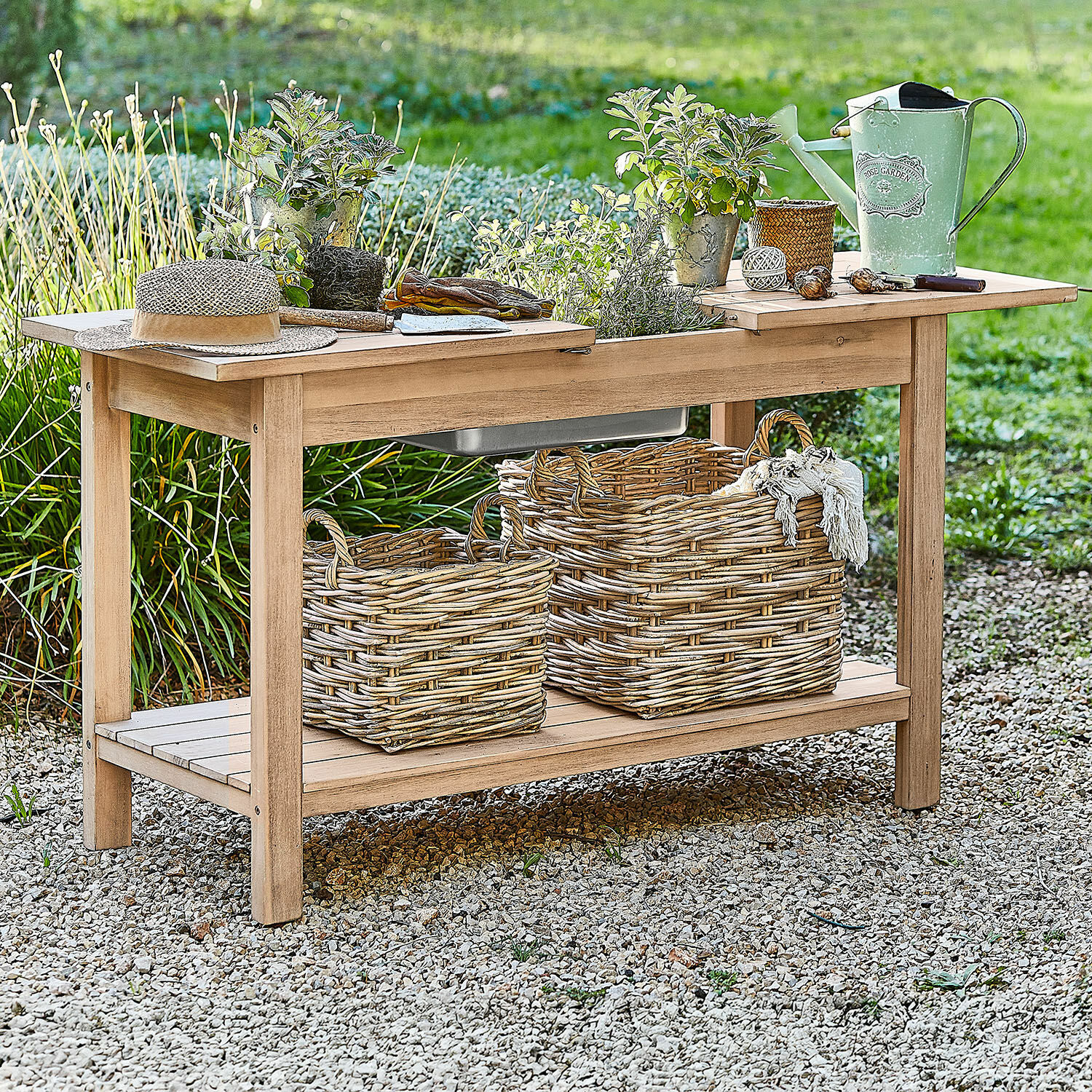 Tavolo per giardinaggio FSC®-100% Venzone Tavolo da giardino in legno con vasi, annaffiatoio verde e cesti di vimini su ghiaia