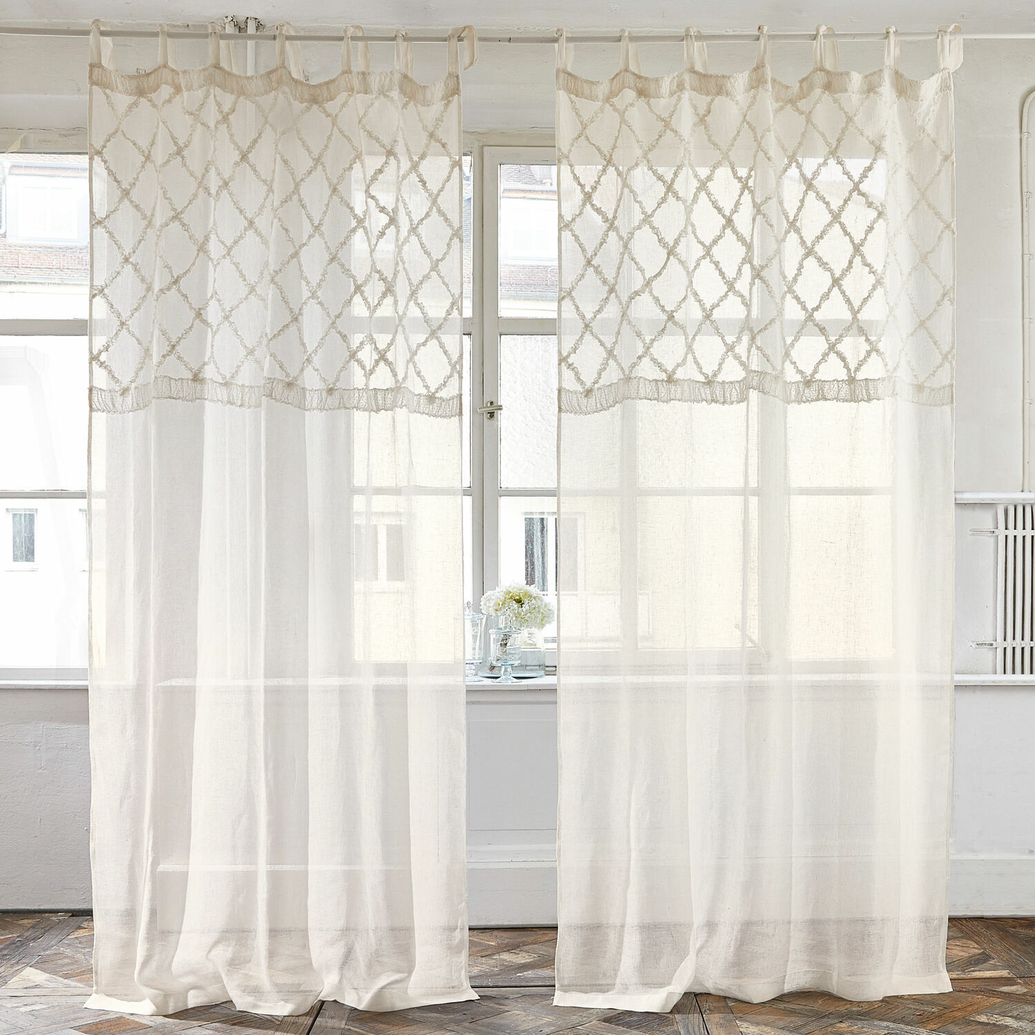 Tenda Mistry Tende bianche trasparenti con motivo decorativo e anelli, tessuti leggeri per finestre
