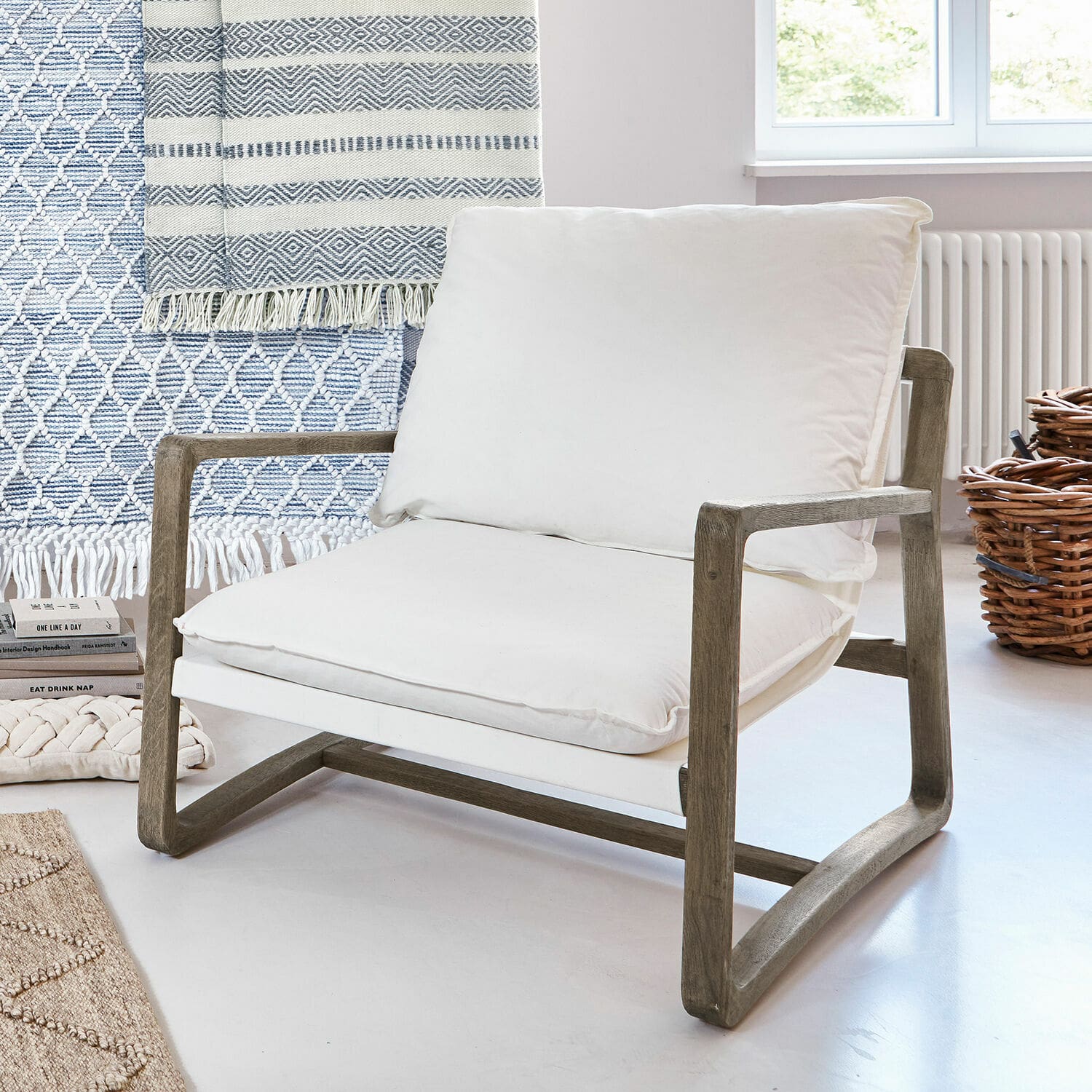 Poltrona Jowna Poltrona con struttura in legno e cuscino bianco in cotone in interno luminoso e moderno