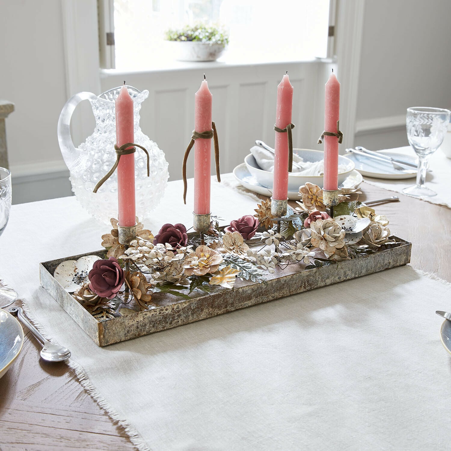 Vassoio portacandele Duvérine Portacandele in metallo con quattro candele rosa e decorazioni floreali su tavolo da pranzo