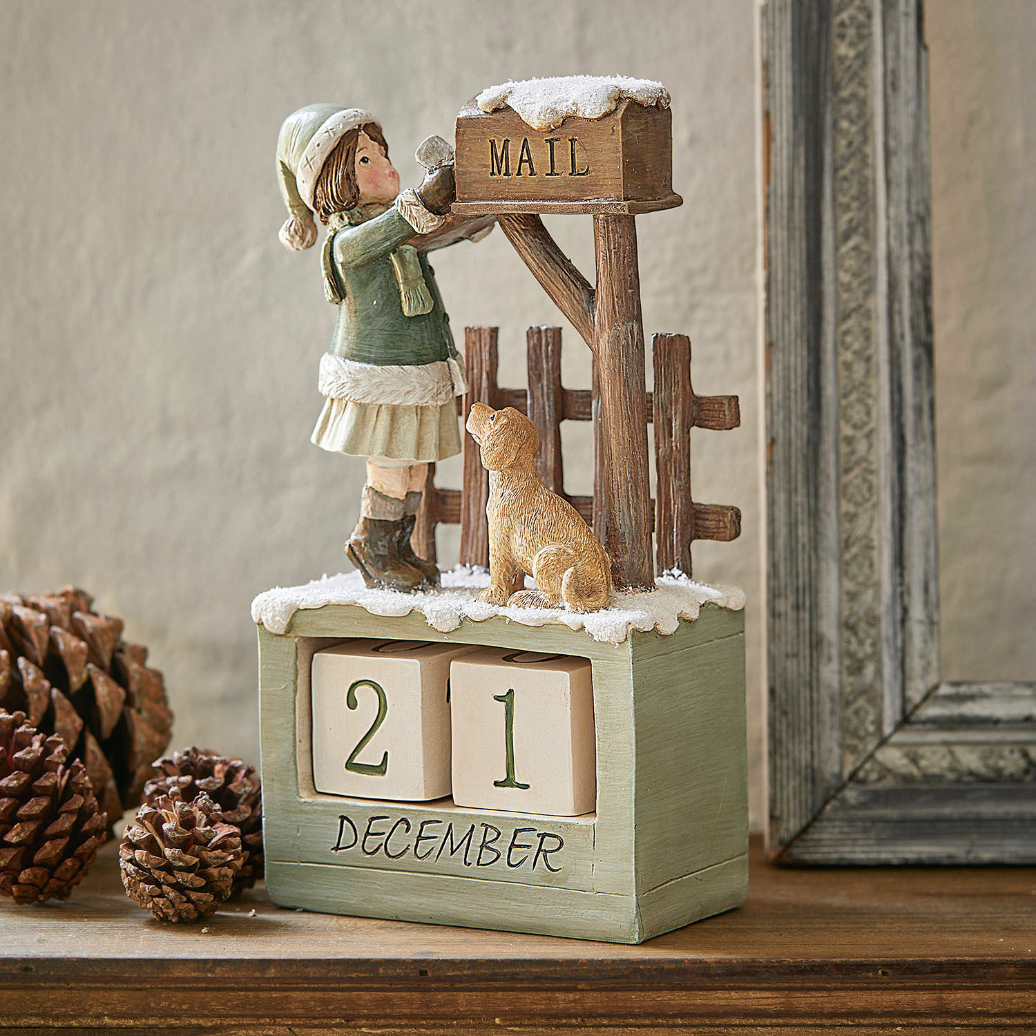 Calendario Leonce Calendario dell'avvento in legno con figura di bambina e cane in scena invernale, verde e marrone