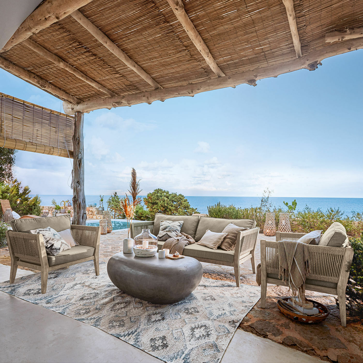 Salottino FSC®-100% Biarritz Set di mobili da giardino beige con tavolino in cemento sotto tetto in legno con vista mare