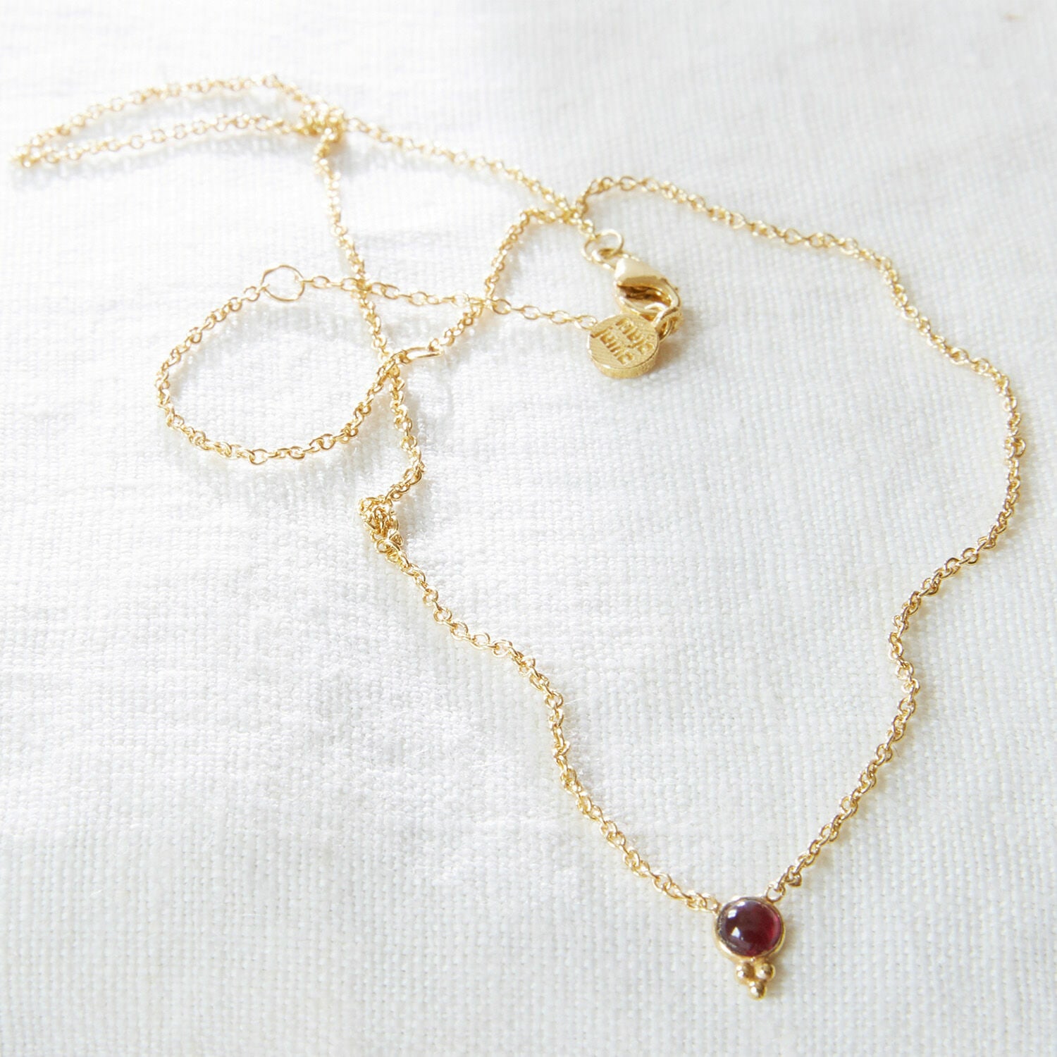 Collana Okala Collana sottile in oro con pietra rossa su catena delicata, gioiello elegante da donna
