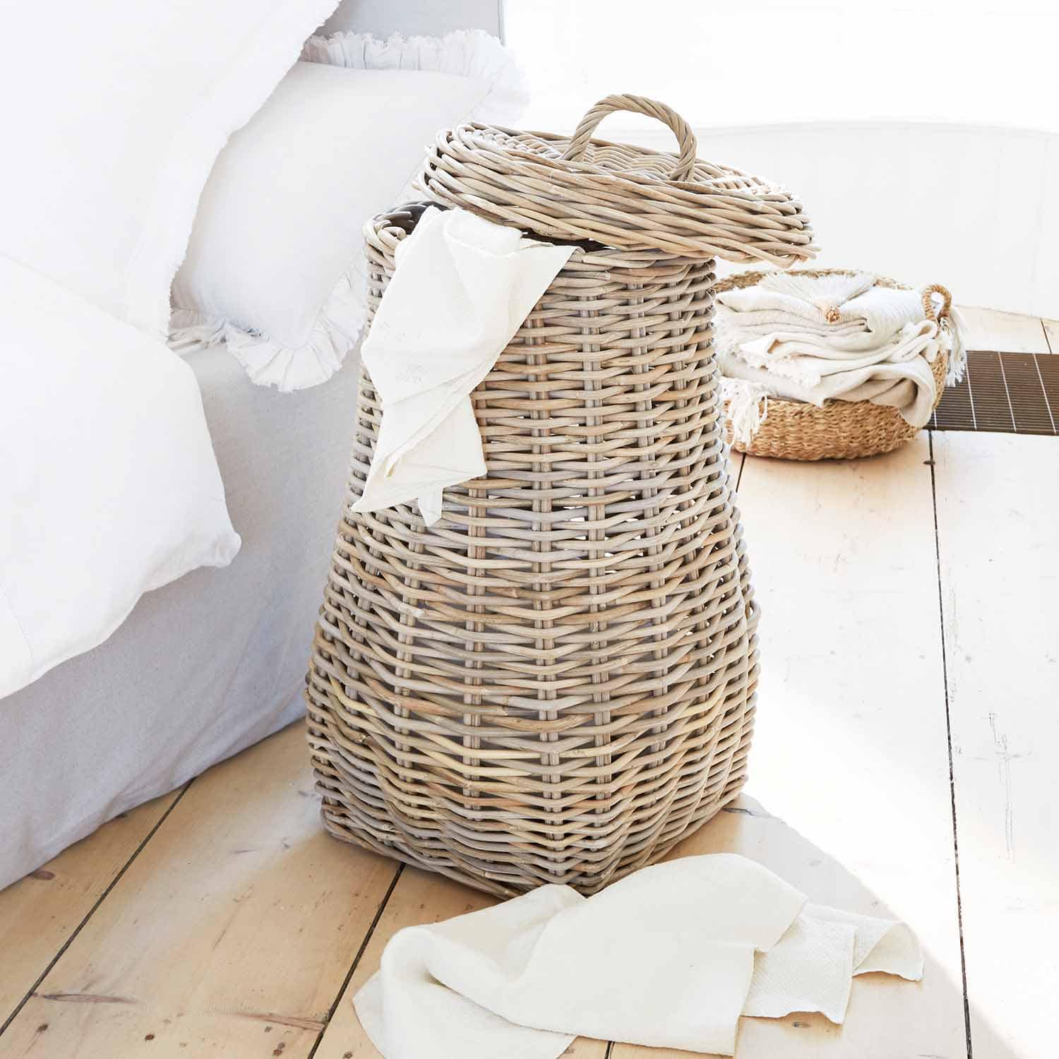 Cesto in rattan naturale con coperchio e tessuto bianco, ideale per riporre in casa