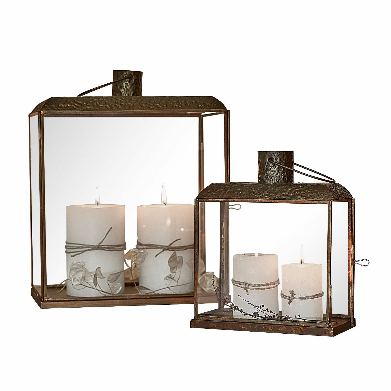 Coppia di lanterne Edwine Due lanterne in metallo con vetro trasparente e candele bianche decorate con corda