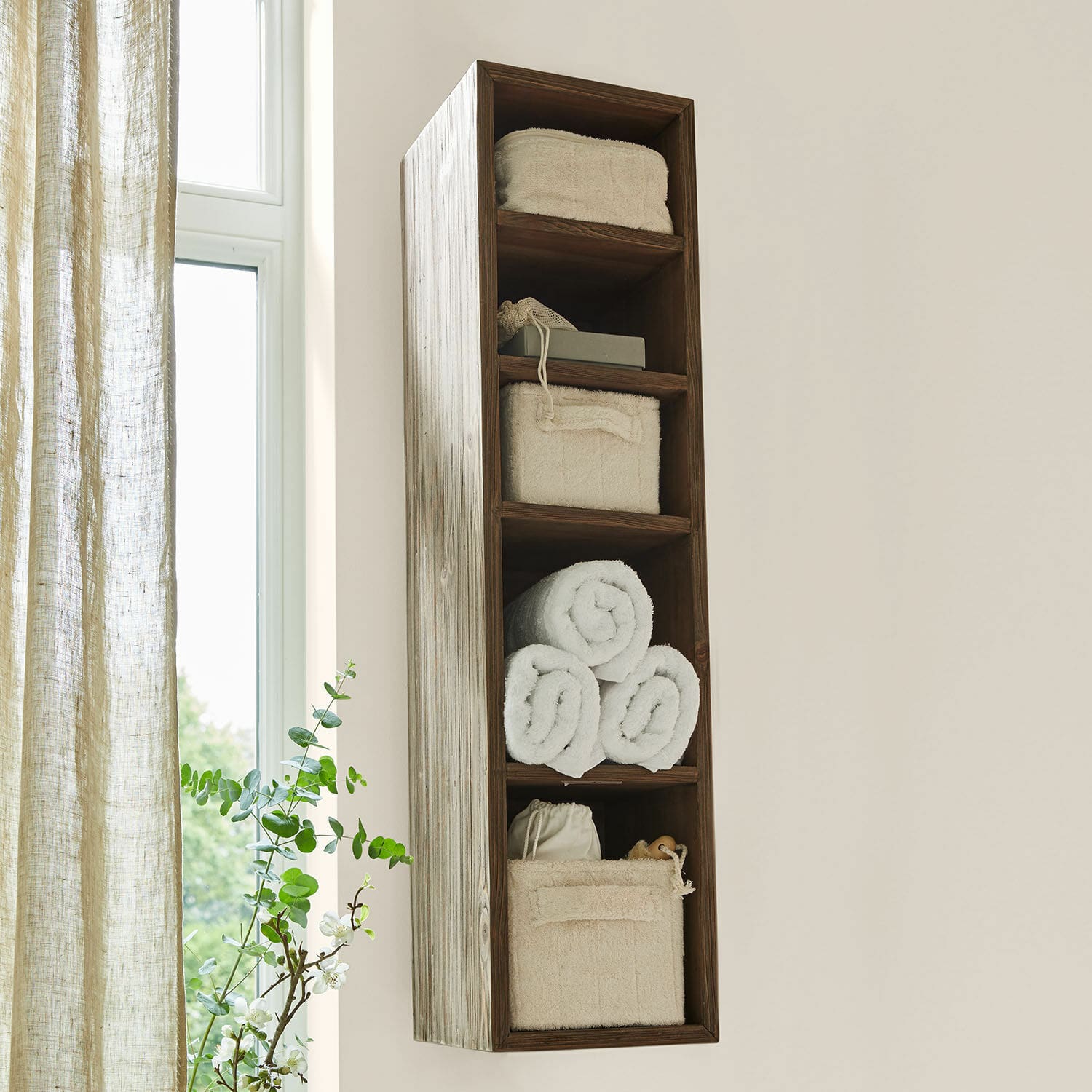 Scaffale da parete Greenhaven Mensola da parete stretta in legno naturale con asciugamani bianchi e cestini per il bagno