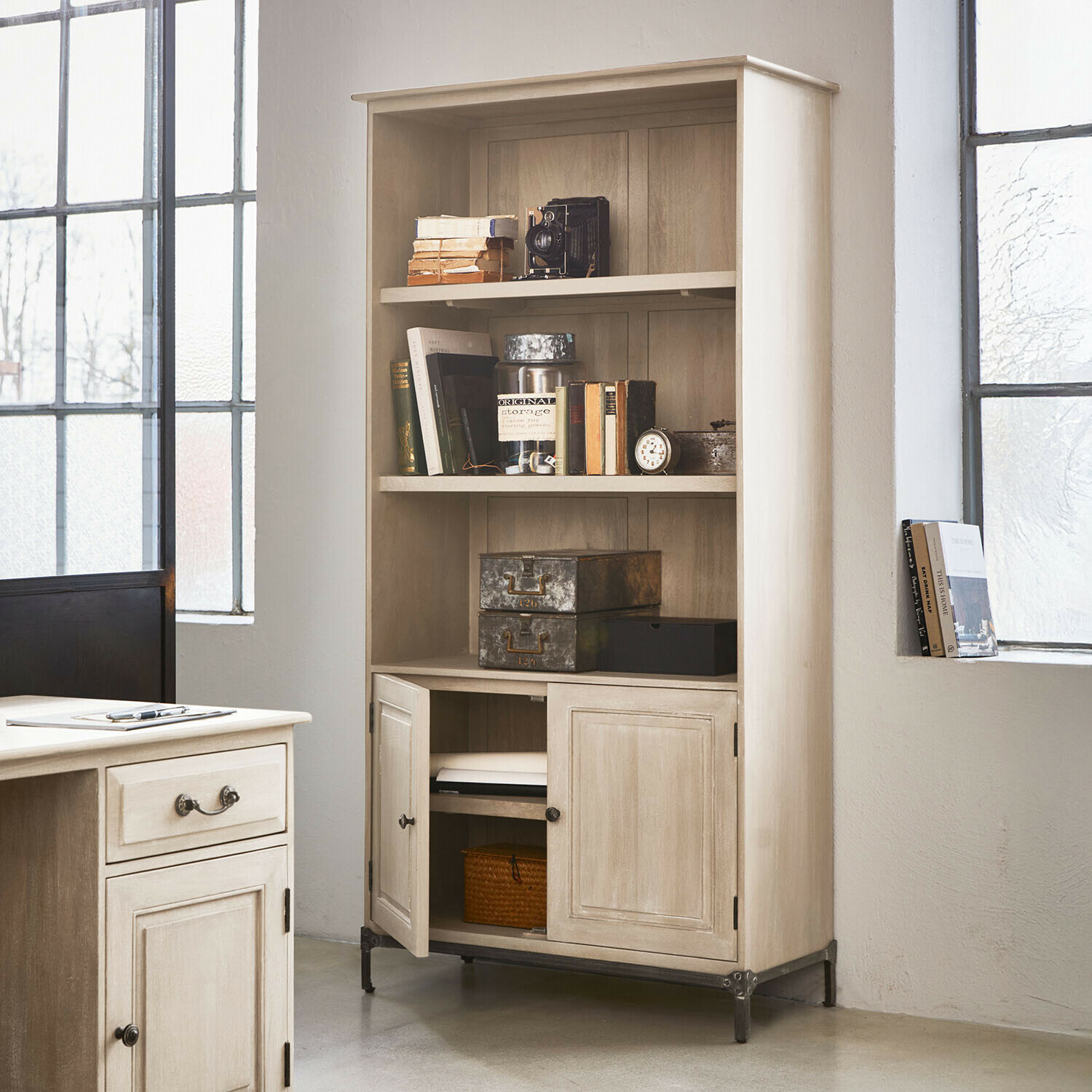 Scaffale Aldrics Armadio in legno beige stile vintage con ripiani e cassetti per libri e decorazioni