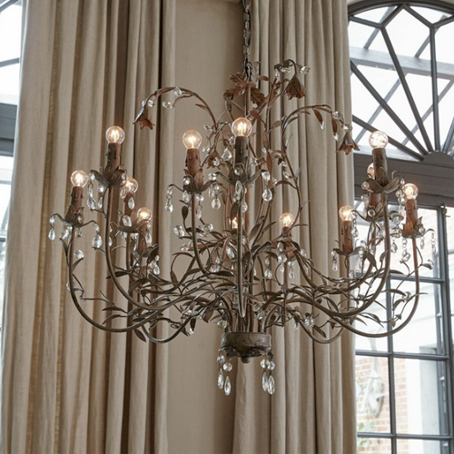 Grande lampadario in metallo con pendenti di cristallo e lampadine stile vintage per soggiorno