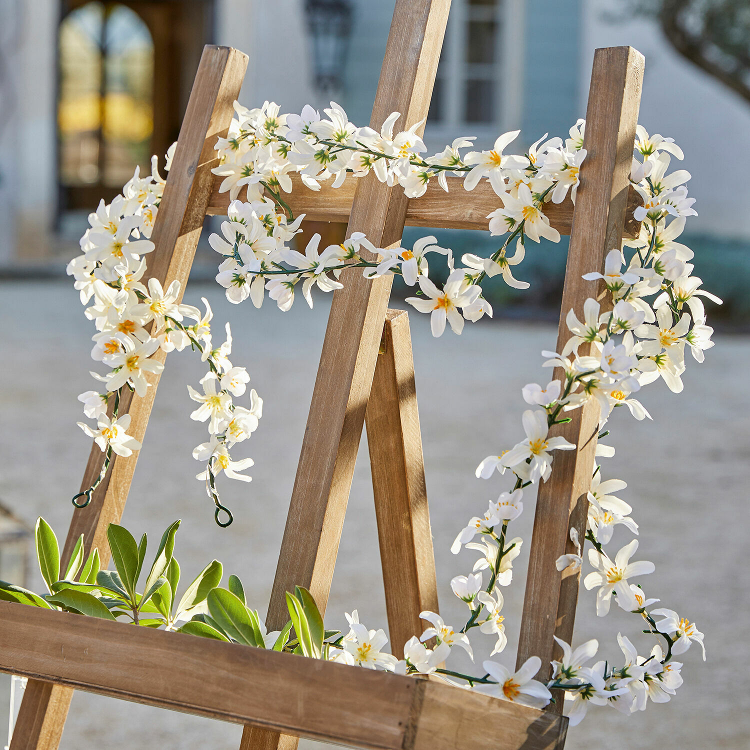 Coppia di catene luminose con luci a LED Lentilly Graticcio in legno con fiori bianchi artificiali e foglie verdi in giardino all'aperto