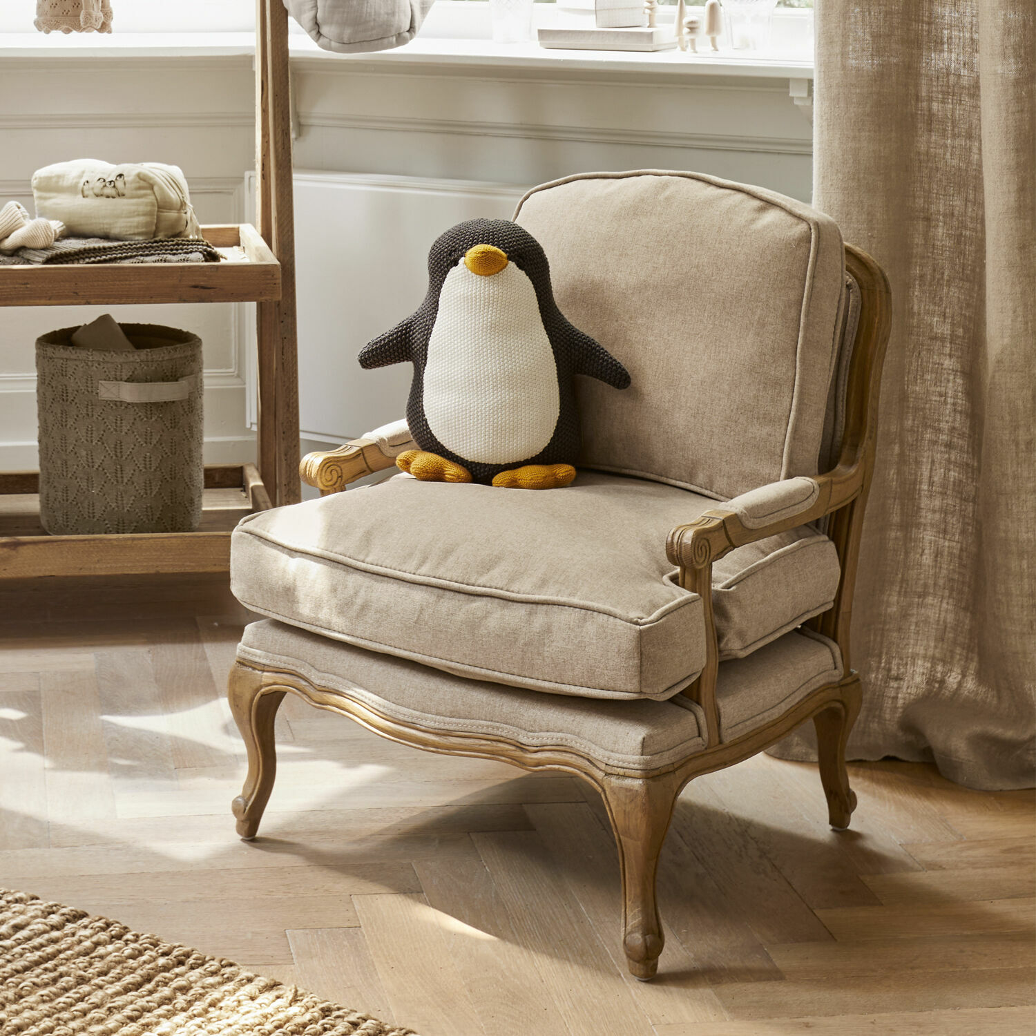 Poltrona per bambini Orlianne Poltrona beige con struttura in legno e cuscino morbido con peluche pinguino