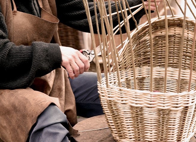 Cesto intrecciato a mano in materiale naturale chiaro, artigianato tradizionale