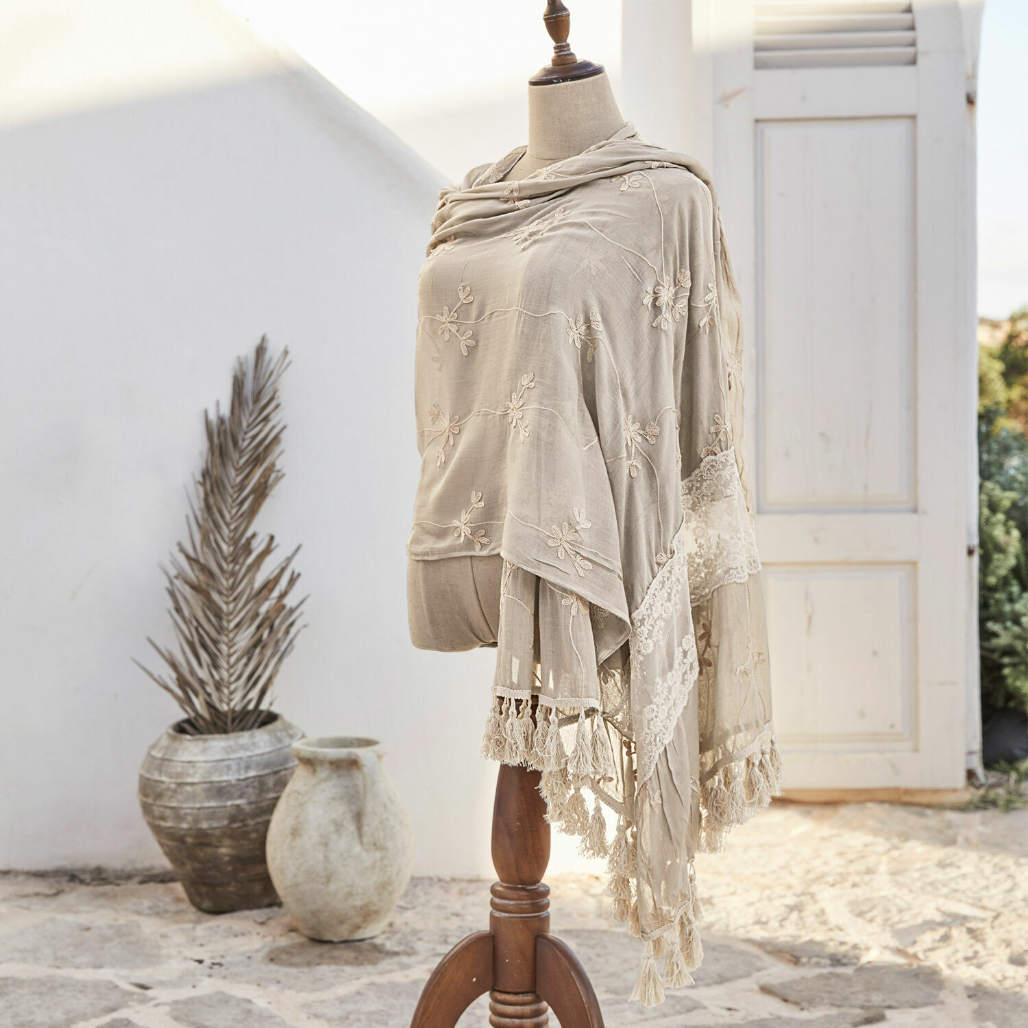 Scialle Eloise Sciarpa beige ricamata con pizzo su manichino, tessuto leggero, accessorio decorativo elegante