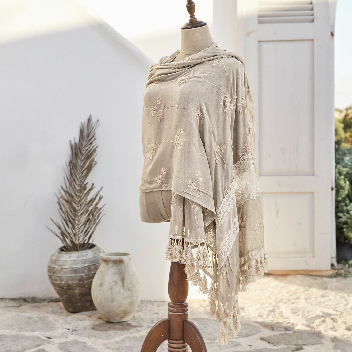 Scialle Eloise Sciarpa beige ricamata con pizzo su manichino, tessuto leggero, accessorio decorativo elegante