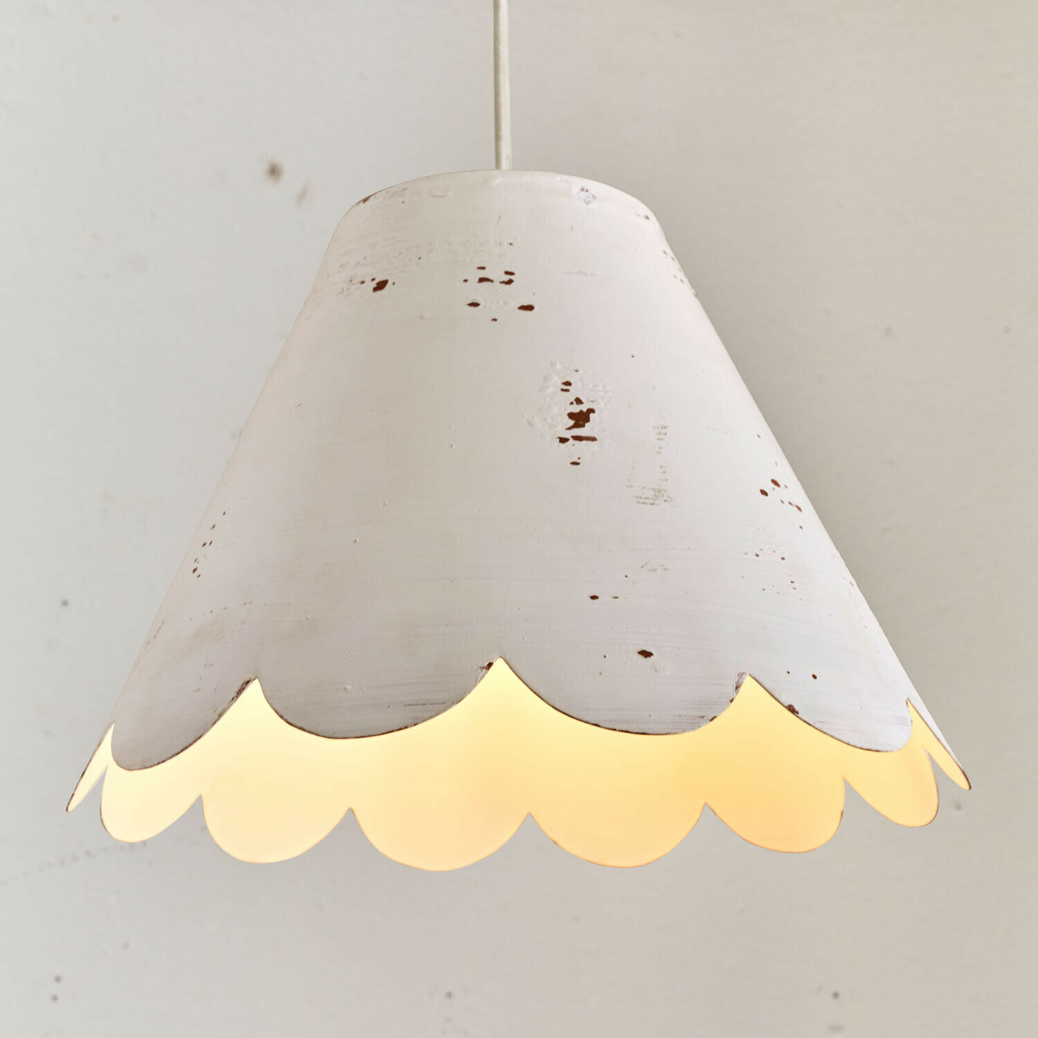 Lampada a sospensione Hollivale Lampada a sospensione in metallo bianco effetto invecchiato con bordo ondulato, illuminazione d'interni