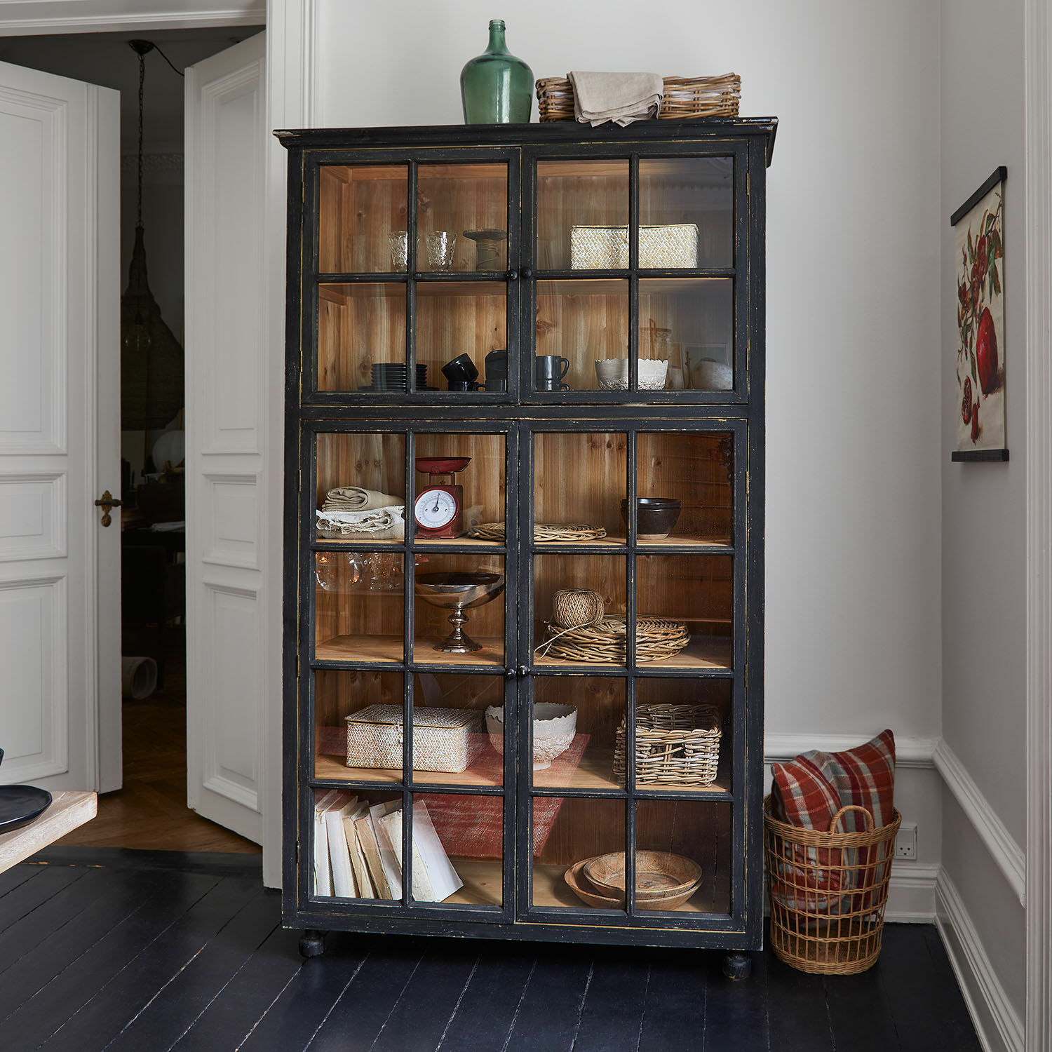 Mobile alto Bellac Vetrina in legno nero con ante in vetro e interno naturale, stile rustico con decorazioni varie