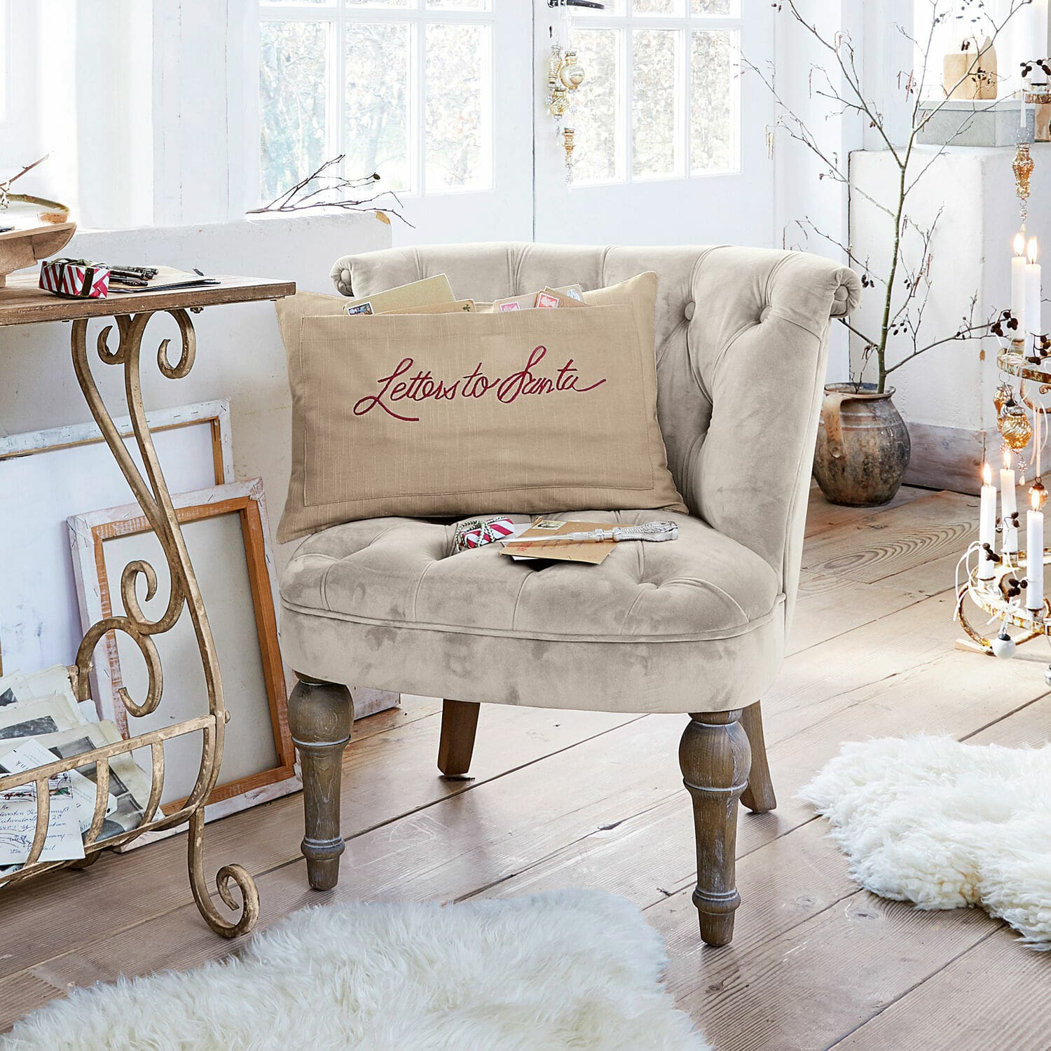 Poltrona Ardilleux Poltrona beige in velluto con gambe in legno in interno luminoso con cuscino decorativo