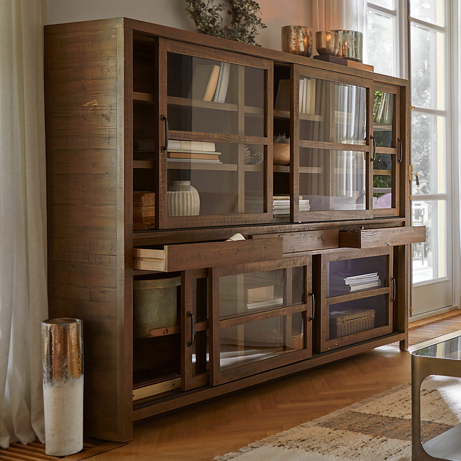 Mobile alto Whitborne Ampia vetrina in legno marrone con ante in vetro e cassetti, mobile elegante per soggiorno