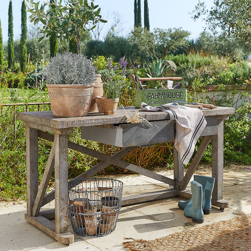 Tavolo da giardino in legno con cassetto e vasi, ideale per lavori all'aperto, colore legno naturale