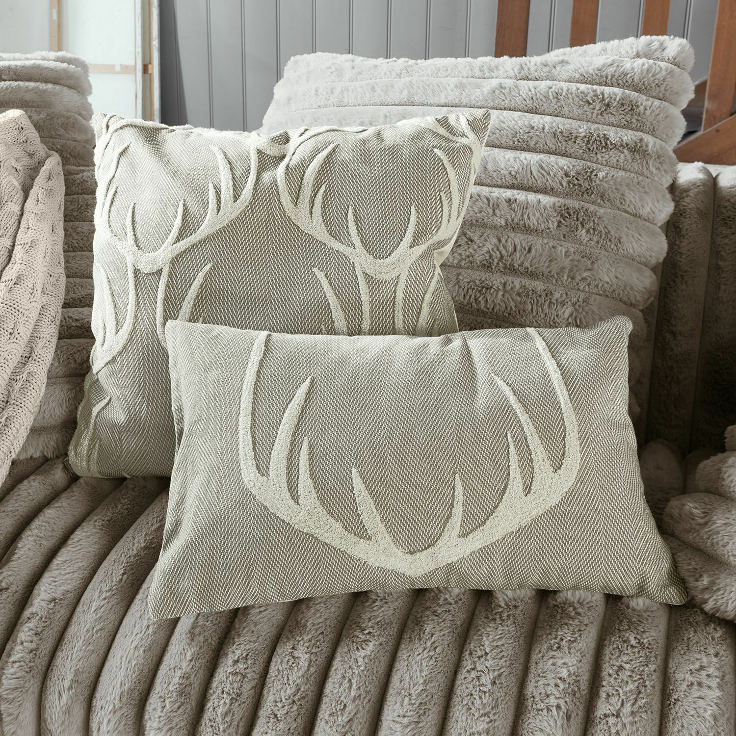 Coppia di copricuscini Soreva Set di due cuscini decorativi beige con motivo di corna su tessuto morbido marrone chiaro
