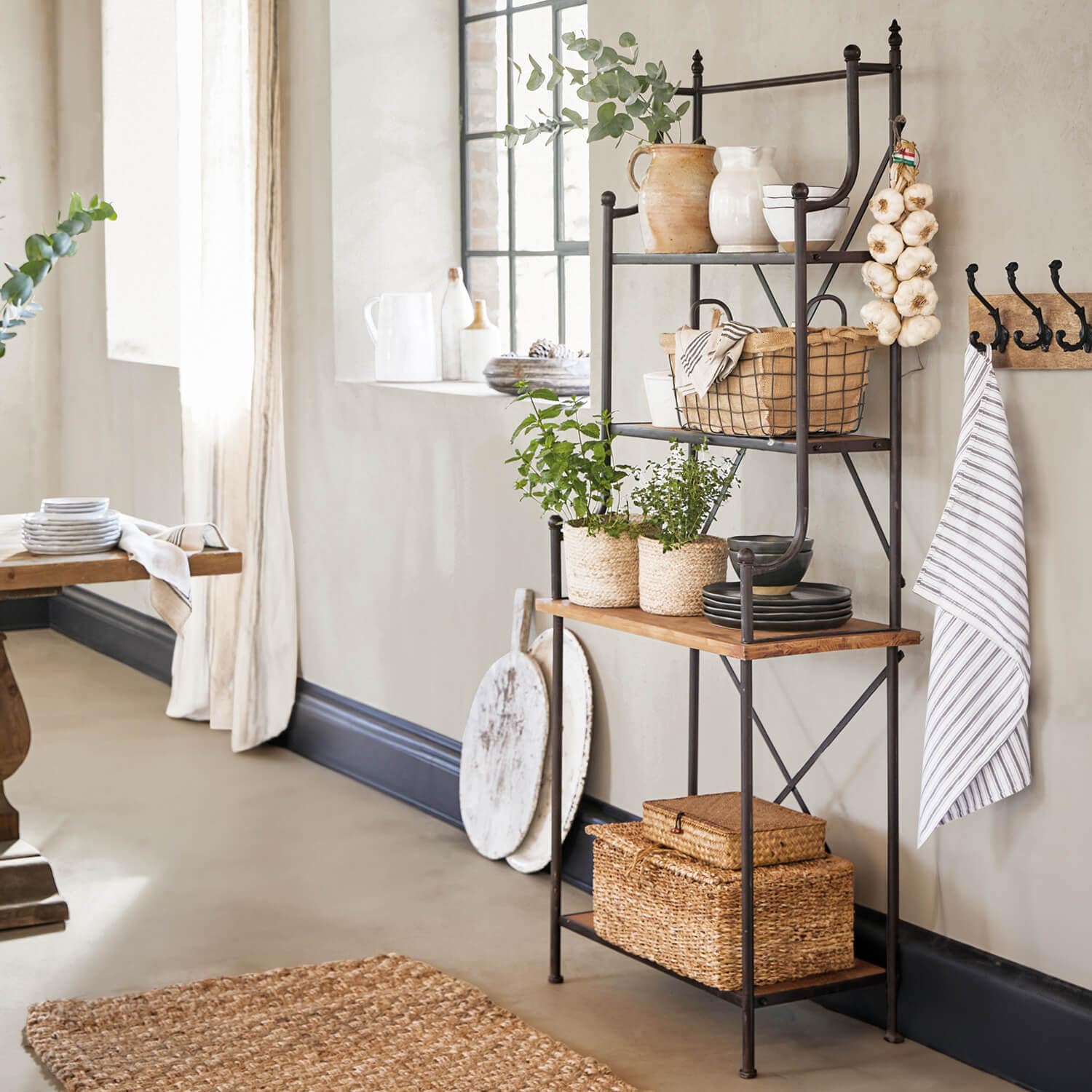 Scaffale da cucina in metallo con ripiani in legno e decorazioni naturali per pratico stoccaggio