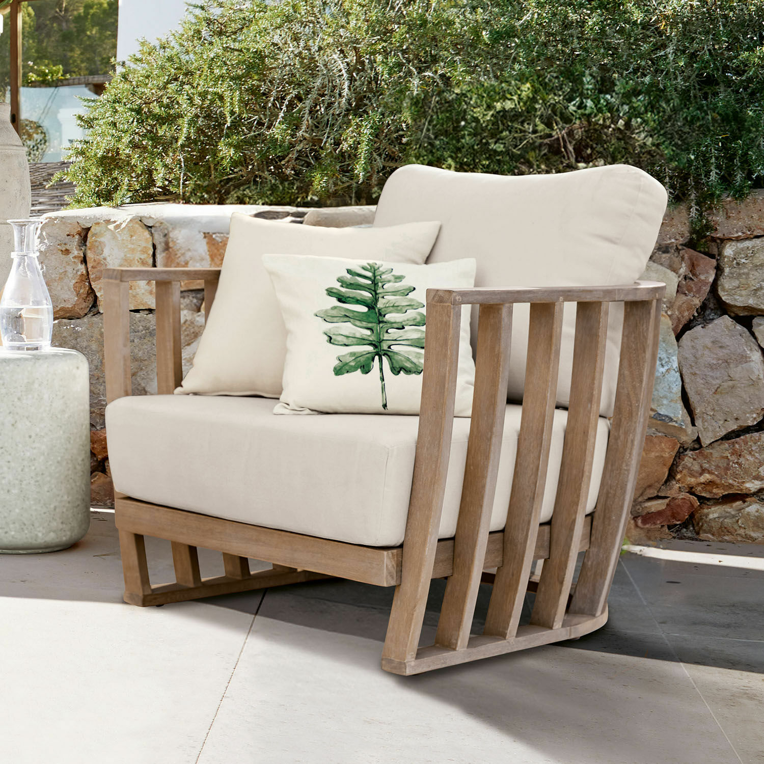 Poltrona FSC®-100% Vézère Poltrona da giardino con tessuto beige chiaro e struttura in legno, cuscino decorativo con motivo foglia verde