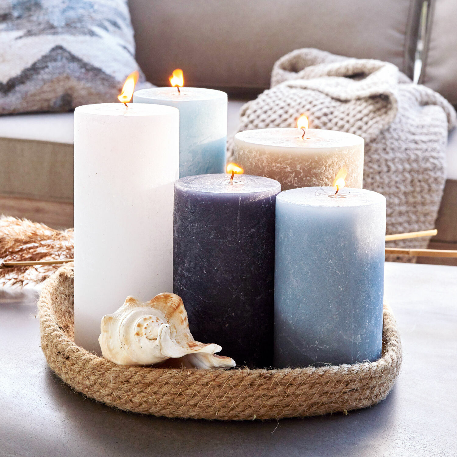 Set di 5 candele Panagra Set di cinque candele color pastello su vassoio in juta con conchiglia, decorazione d'interni