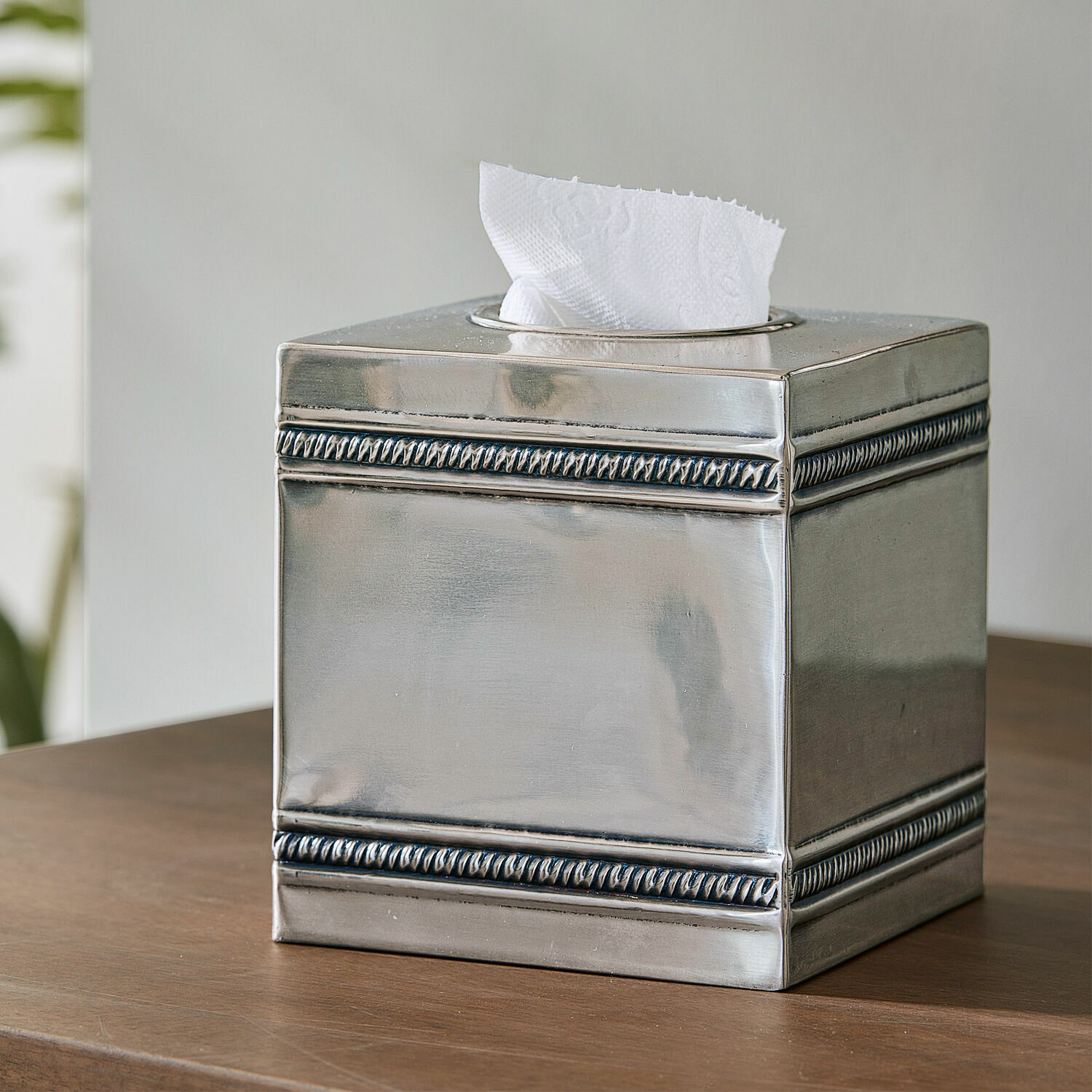 Scatola porta fazzoletti Semoine Porta fazzoletti quadrato in metallo argento con motivo decorativo sui bordi su tavolo in legno