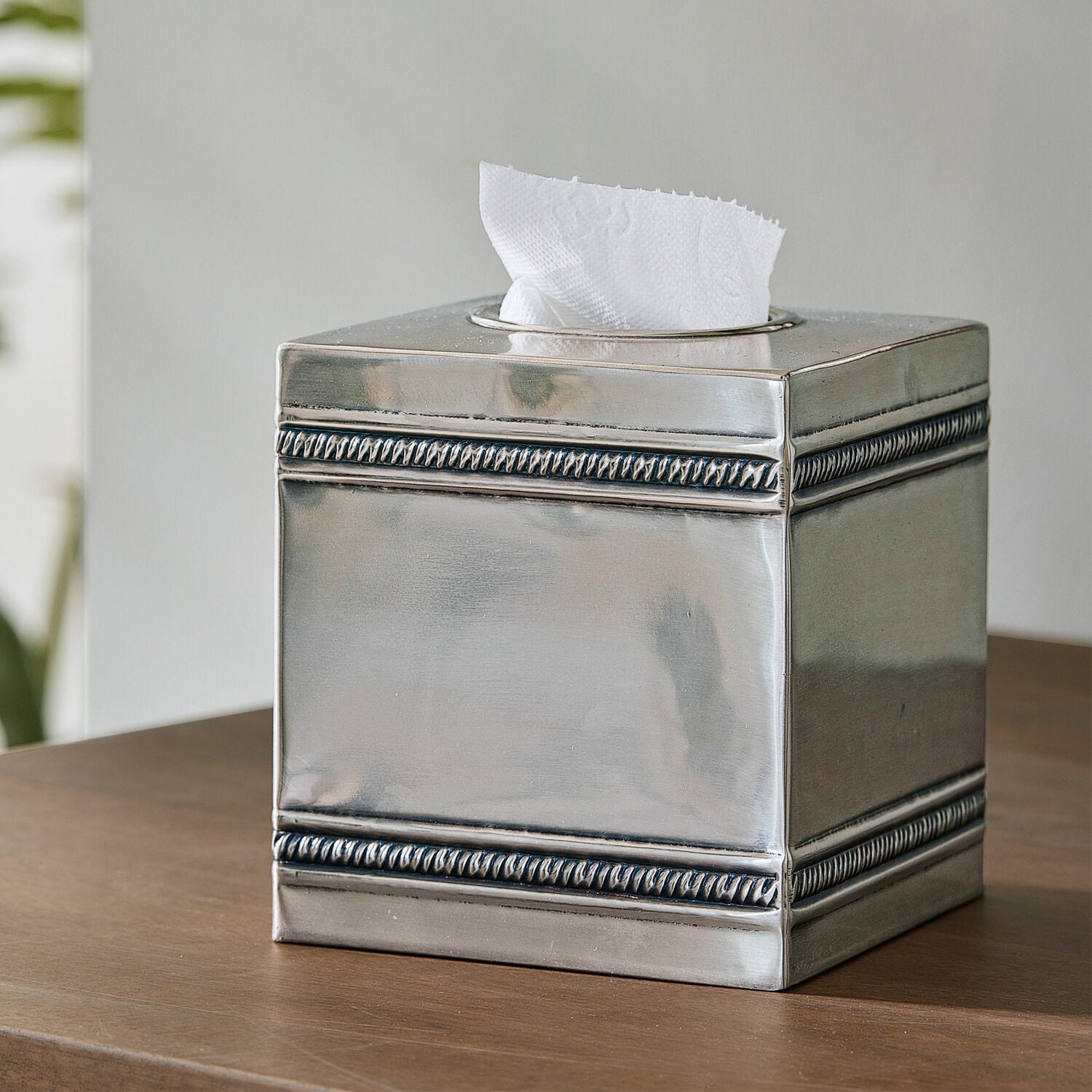 Scatola porta fazzoletti Semoine Porta fazzoletti quadrato in metallo argento con motivo decorativo sui bordi su tavolo in legno