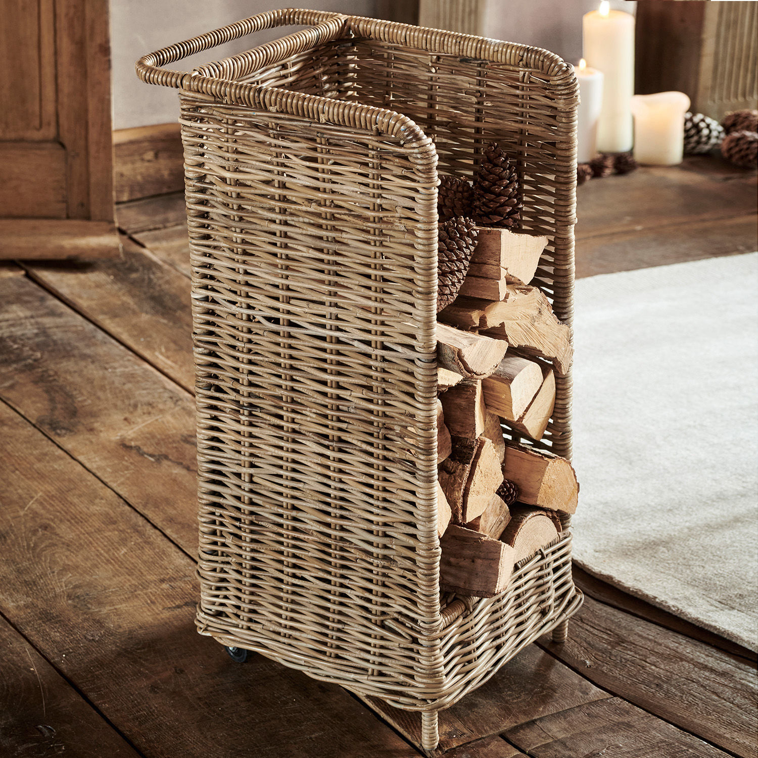 Cesta portalegna Xabier Cesto per legna in rattan naturale con ruote per conservare la legna da ardere