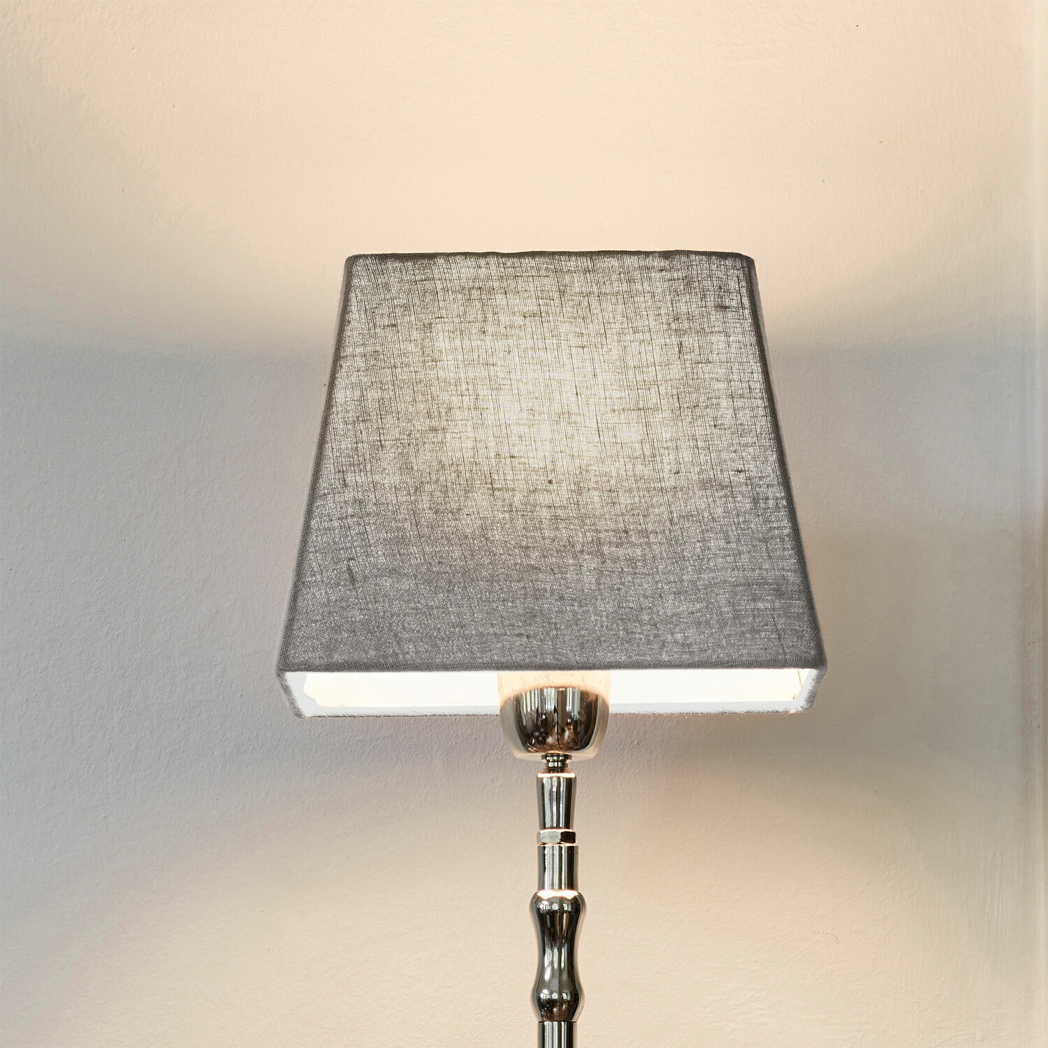 Paralume Linderas Lampada da tavolo con base in metallo e paralume grigio in tessuto, illuminazione moderna