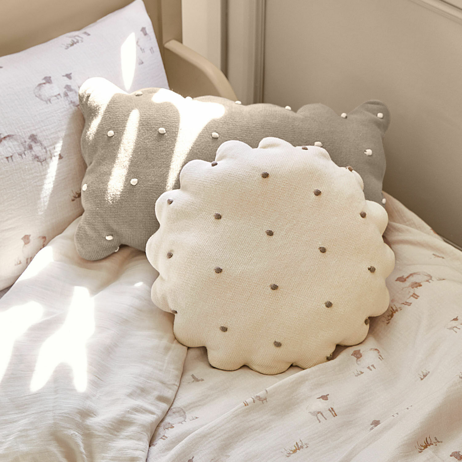 Coppia di cuscini Saphie Cuscini decorativi rotondi e rettangolari in cotone beige e grigio su letto chiaro