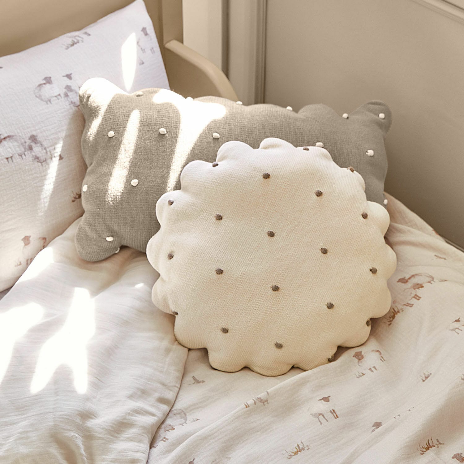 Coppia di cuscini Saphie Cuscini decorativi rotondi e rettangolari in cotone beige e grigio su letto chiaro