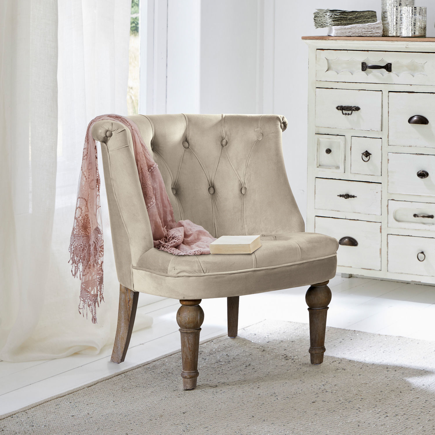 Poltrona Ardilleux Poltrona beige in velluto con gambe in legno e capitonnè, mobile elegante per soggiorno
