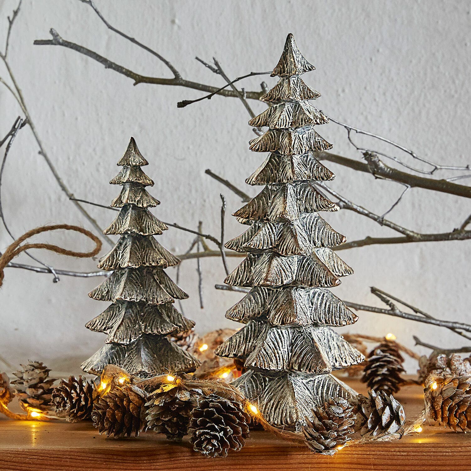 Coppia di alberelli decorativi Calavi Alberi di Natale decorativi in metallo argento su tavolo in legno con luci e pigne
