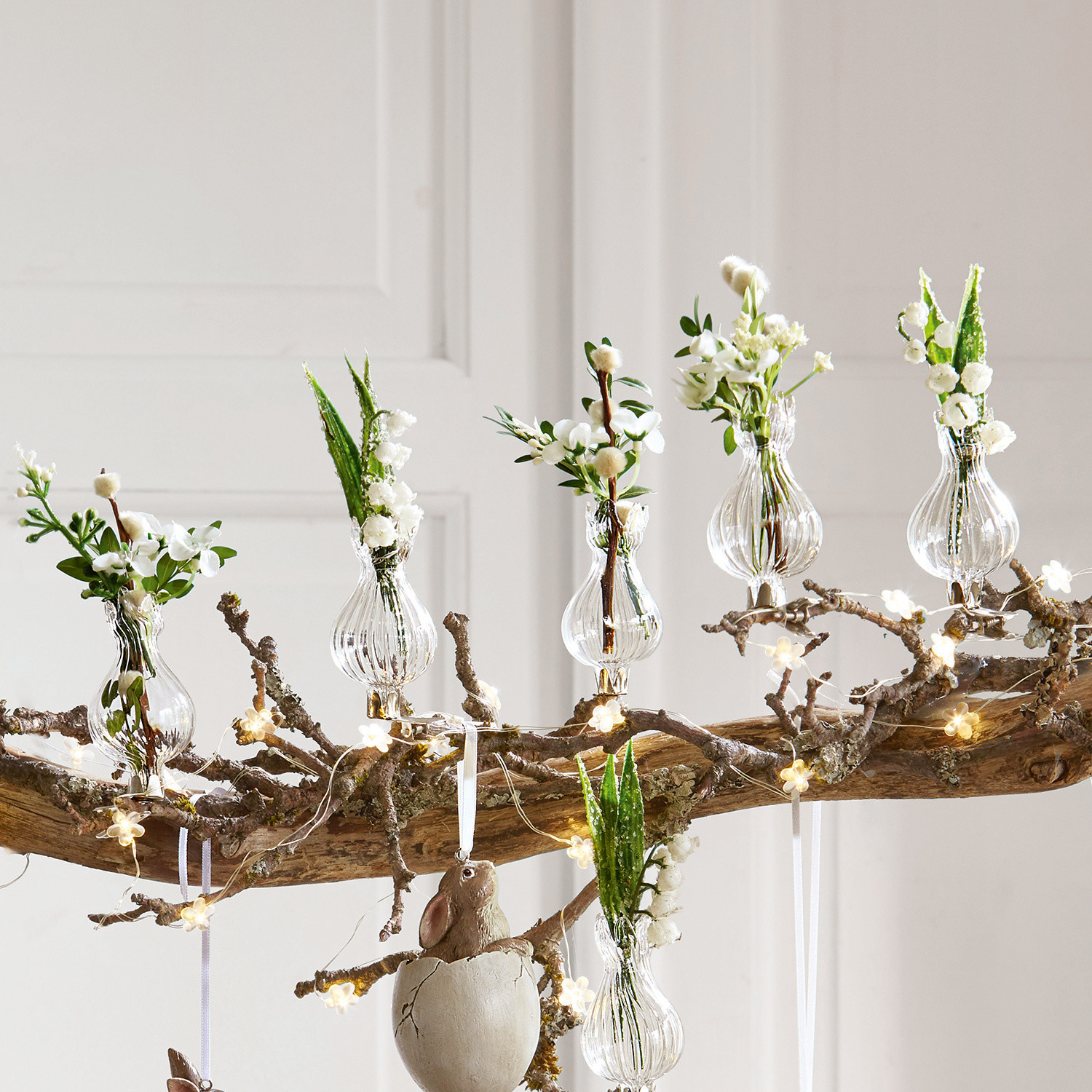 Set di 6 vasi Josephine Vasetti in vetro trasparente con fiori bianchi su ramo decorato con luci LED