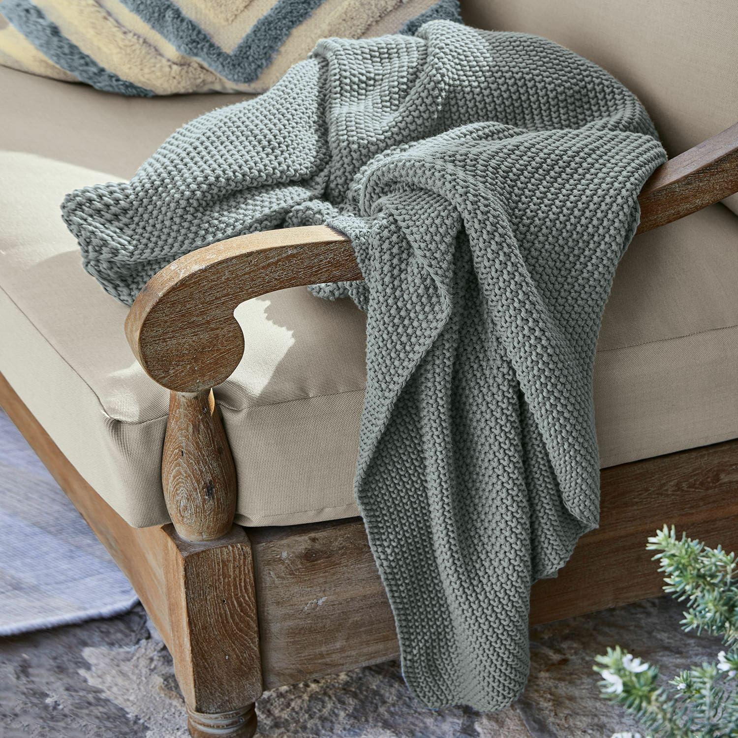 Coperta Ancy Coperta grigia spessa lavorata a maglia in filato morbido su poltrona in legno con cuscino beige